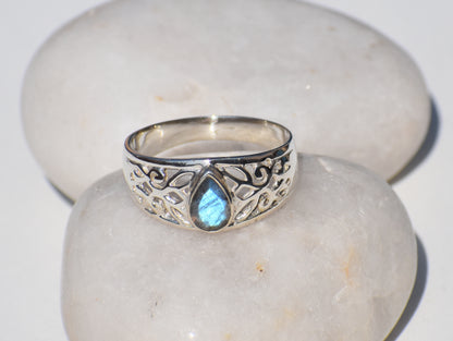 Rainbow Labradorite Ring, Stackable Minimalist Ring, Handcrafted Jewelry, Birthstone Jewelry, Healing Jewelry, Wedding Ring, Statement Ring